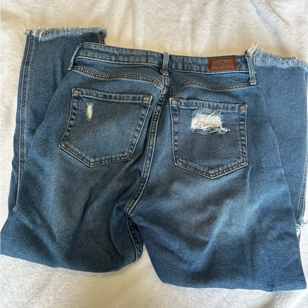 Hollister Curvey High Rise Distressed mom Jean